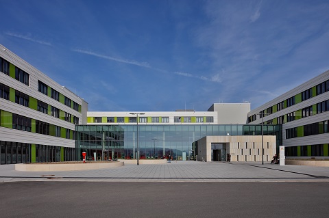 In der Vehlener Feldmark unweit des Ortes Obernkirchen in Niedersachsen haben drei ehemals eigenständige Kliniken zum Agaplesion Ev. Klinikum Schaumburg fusioniert.