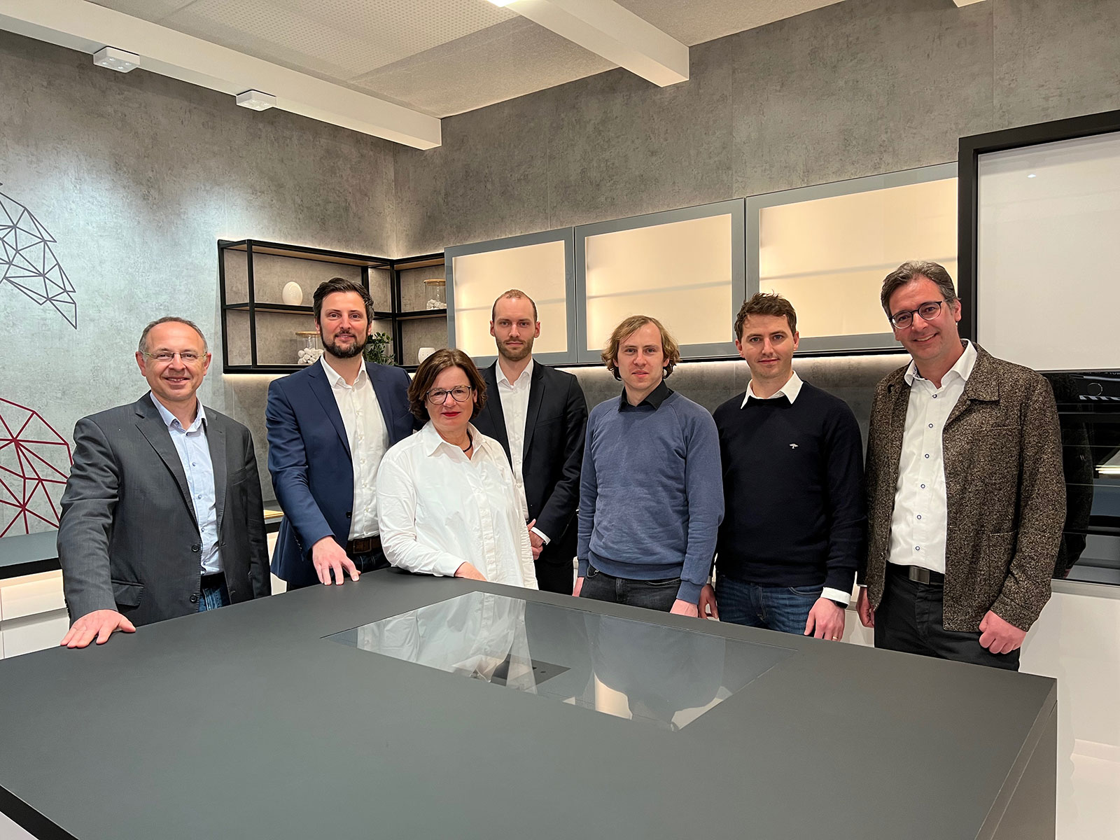 Das Managementteam von ThingOS und mit den Verantwortlichen bei Häfele nach der Unterzeichnung des Übernahmevertrags. 