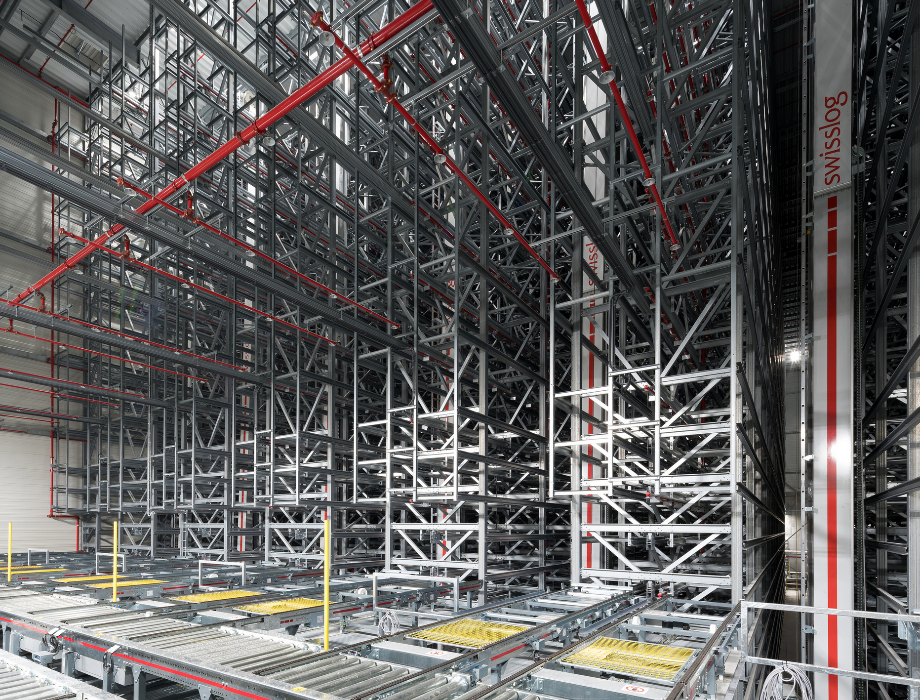 Ein Blick ins Hochregallager verdeutlicht die Dimensionen: Sieben Regalbediengeräte steuern vollautomatisch die 15.000 Europaletten-Plätze an.