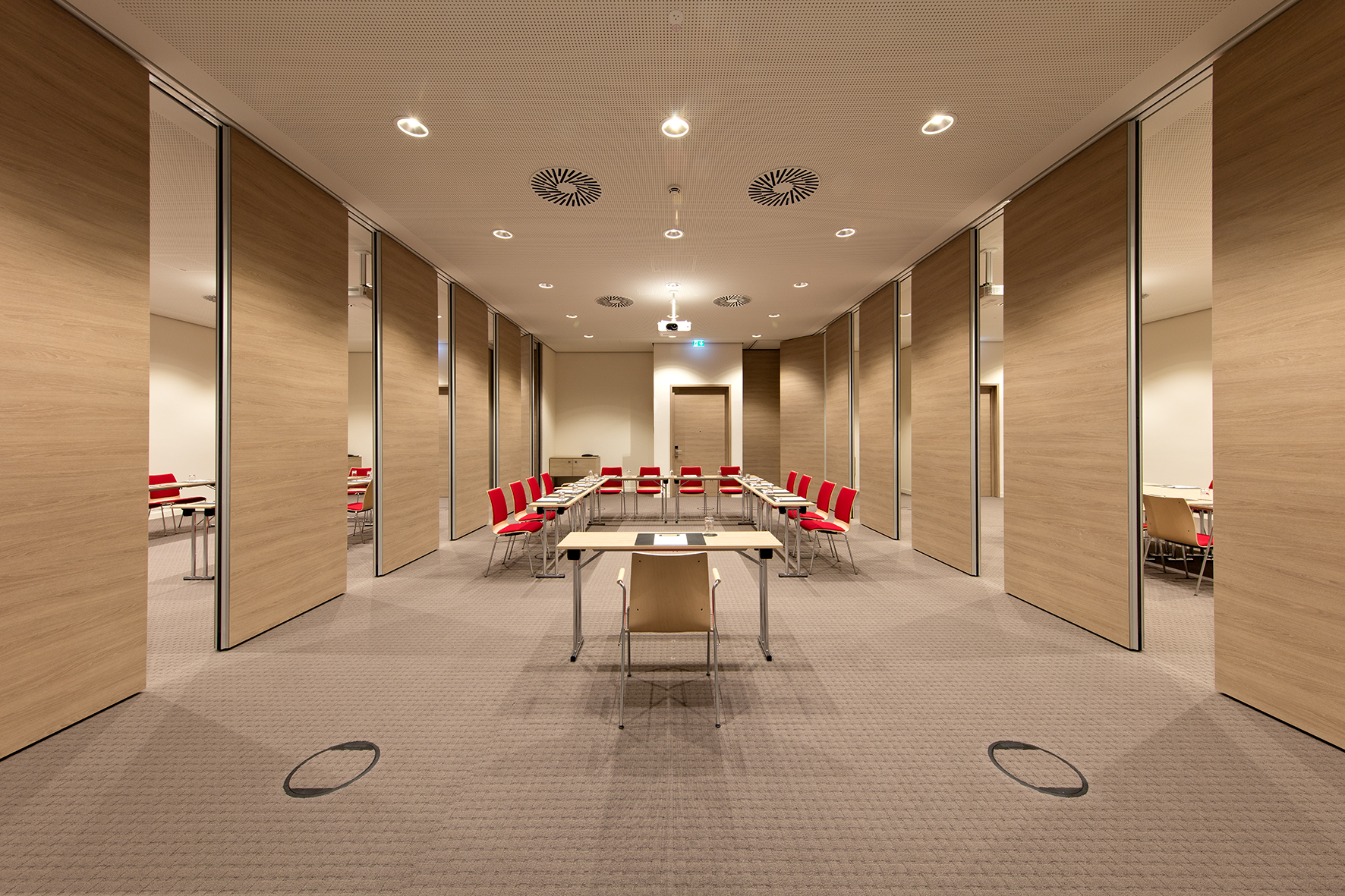 Mit den Trennwandanlagen Slido Wall kann der Konferenzbereich ohne großen Aufwand in mehrere voneinander unabhängige, schallgetrennte Räume separiert werden. 