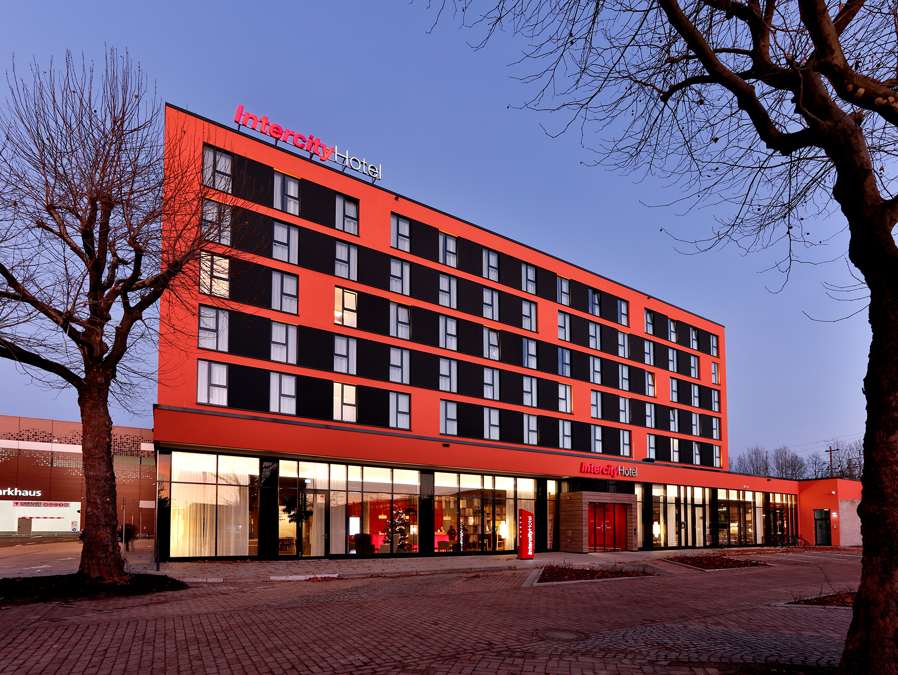 Das IntercityHotel Braunschweig ist eines von inzwischen 42 Hotels der gehobenen Mittelklasse, welche die IntercityHotel GmbH als Tochter der Frankfurter Steigenberger Hotels AG weltweit betreibt.