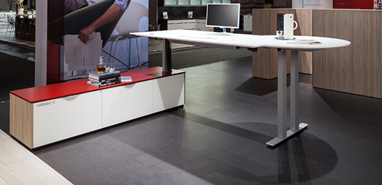 Das höhenverstellbare Tischgestell unterstützt ergonomisches Arbeiten