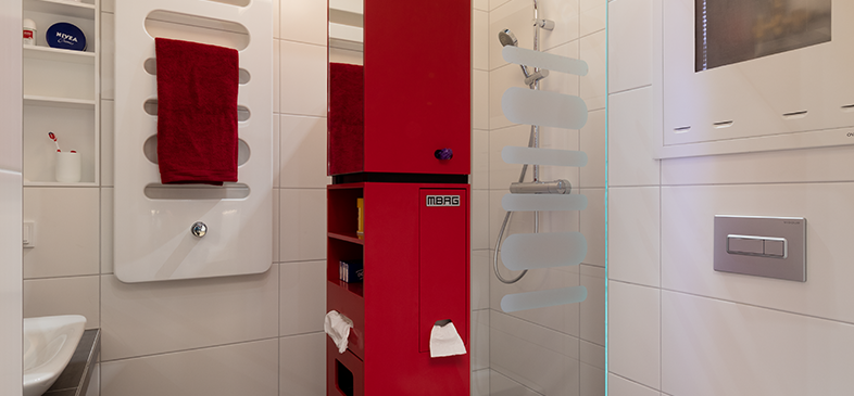 Im Zentrum des MicroApart 20/30 Badezimmers steht die „Badfunktionssäule“ eine besonders kompakte Lösung für Stauraum und funktionalen Zugriff vom WC-, Dusch- und Waschtischbereich.