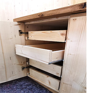 Stauraum: Schubladen in Schränken und unter der Raumspartreppe bieten viel Platz.