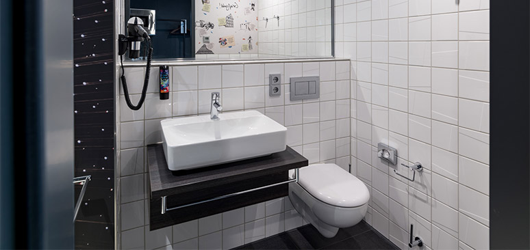 Häfele Badaccessoires sorgen für ein homogenes Erscheinungsbild vom Handtuch- haken bis zum WC-Papier-Ersatzrollenhalter.