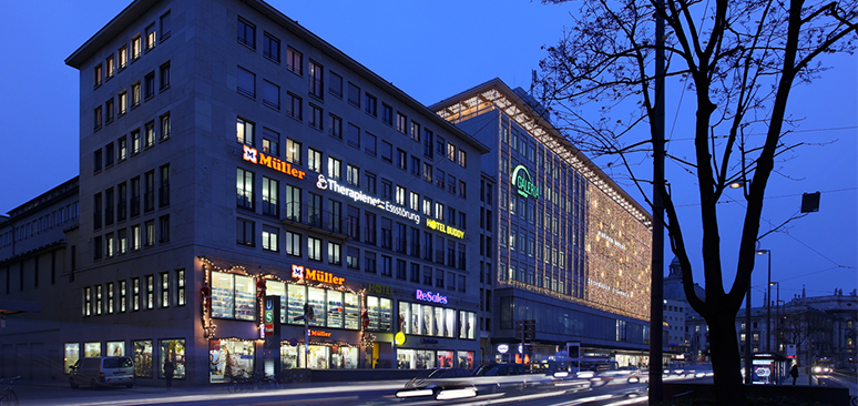 Das Hotel Buddy wurde zentral am Münchner Karlsplatz (Stachus) in ein bestehendes Geschäftshaus integriert.