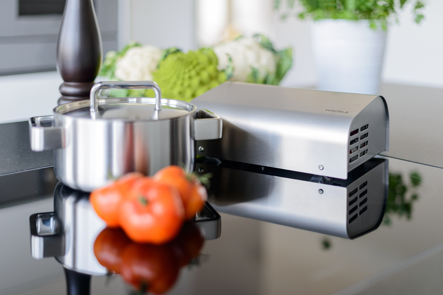 In modernen Küchen zuhause: Die Häfele PurePlasma Lüfter als Standgeräte sorgen für kompromisslos reine und geruchsfreie Luft  z.B. in der Küche.