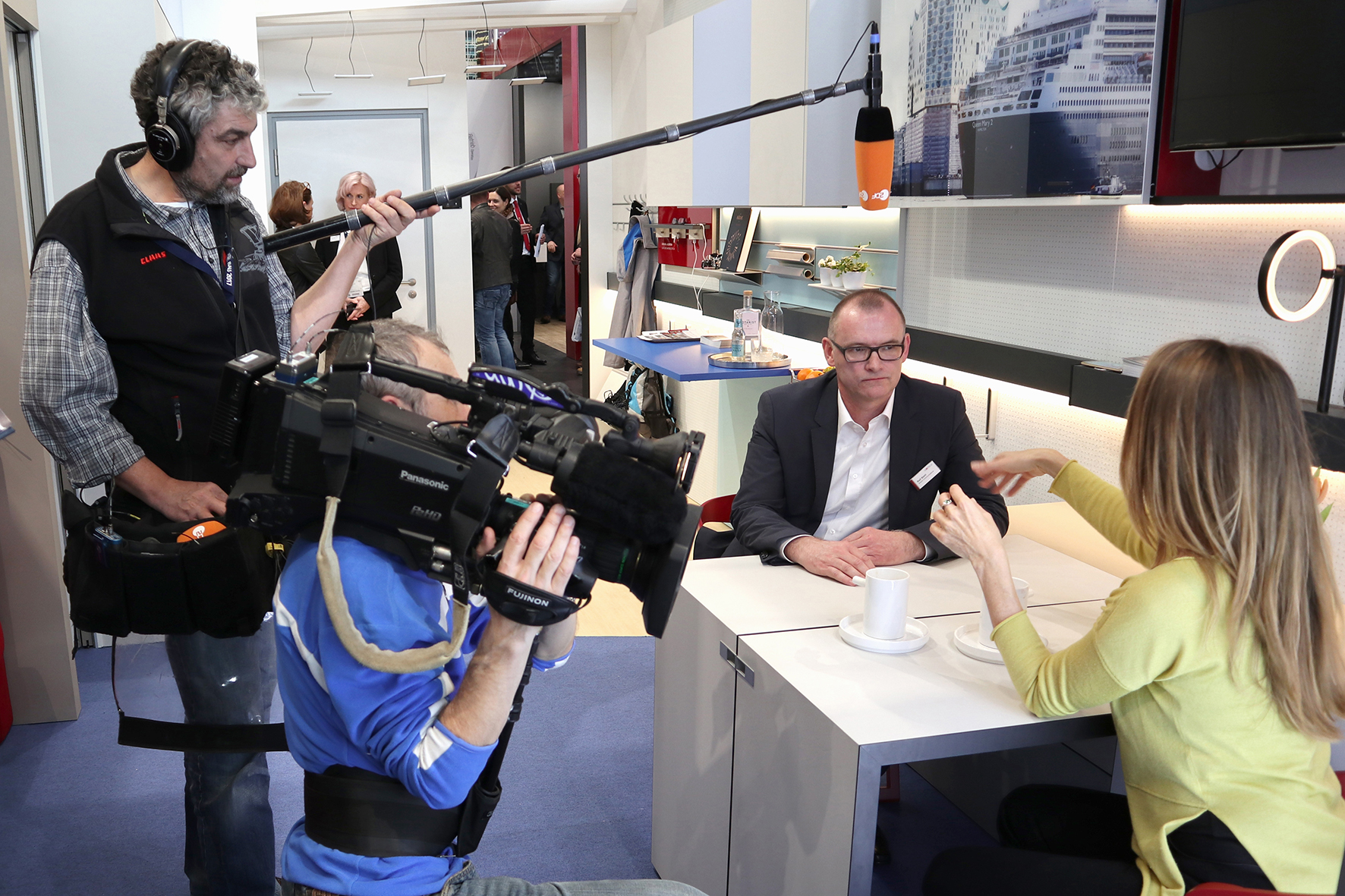 TV Star im ZDF-Morgenmagazin – das MicroApart 20/30 von Häfele. Moma-Redakteurin Patricia Schäfer im Gespräch mit Ralf Biehl, Häfele Brand Communications.