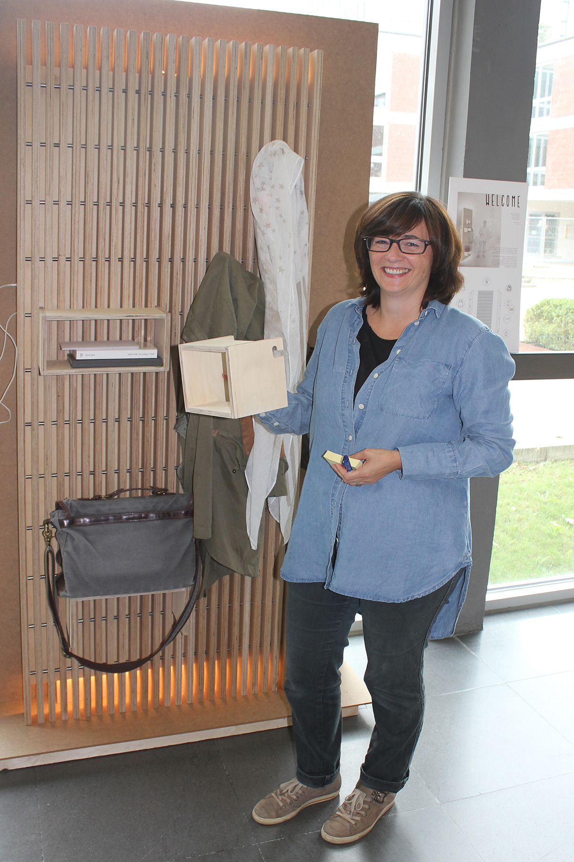 Eine strahlende Barbara Frisch mit ihrem Siegermöbel „Garderobe Welcome“